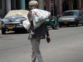 'Anciano con jaba y turbante' por las calles de La Habana