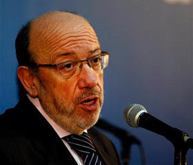 Louis Michel, comisario europeo de Desarrollo y Ayuda Humanitaria, durante su estancia en Cuba. (AP) Louis Michel, comisario europeo de Desarrollo y Ayuda Humanitaria, durante su estancia en Cuba. (AP)