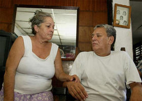 Roberto de Miranda, presidente de honor del Colegio de Pedagogos Independientes, junto a su esposa, tras ser excarcelado en 2004