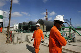 Ingenieros cubanos trabajan en la refinería de petróleo de Santa Cruz del Norte Ingenieros cubanos trabajan en la refinería de petróleo de Santa Cruz del Norte