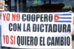 Activistas sostienen una pancarta durante la demostración del pasado 4 de agosto, en Miami Activistas sostienen una pancarta durante la demostración del pasado 4 de agosto, en Miami