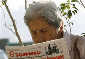 Una anciana lee el diario oficial 'Granma'. (AP)