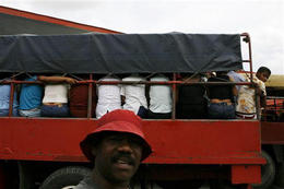 Habitantes de Santiago de Cuba, moviéndose en camiones a otras ciudades y pueblos Habitantes de Santiago de Cuba, moviéndose en camiones a otras ciudades y pueblos