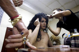 Travesti en La Habana, antes de iniciar una actuación Travesti en La Habana, antes de iniciar una actuación
