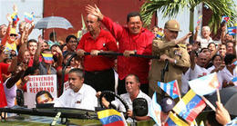 Recibimiento a Hugo Chávez en Santa Clara. A su lado, Ramiro Valdés y Carlos Lage Recibimiento a Hugo Chávez en Santa Clara. A su lado, Ramiro Valdés y Carlos Lage