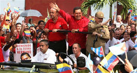 Recibimiento a Hugo Chávez en Santa Clara. A su lado, Ramiro Valdés y Carlos Lage