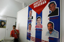 Cartel sobre los cinco espías, en una oficina pública de La Habana Cartel sobre los cinco espías, en una oficina pública de La Habana
