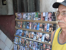 Vendedor de vídeos y DVD en La Habana