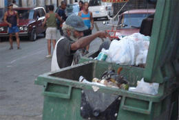 Un 'buzo' en las callles de La Habana