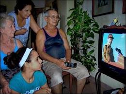 Cubanos miran el discurso de Raúl Castro Cubanos miran el discurso de Raúl Castro
