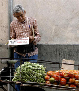 Vendedor particular en una calle de La Habana. (AP) Vendedor particular en una calle de La Habana