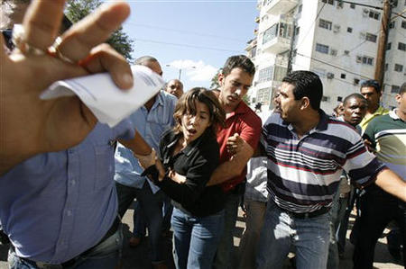 Simpatizantes de gobierno agreden a los opositores durante la protesta en La Habana