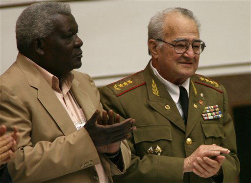 Esteban Lazo, vicepresidente, y Julio Casas Regueiro, nuevo ministro de las FAR Esteban Lazo, vicepresidente, y Julio Casas Regueiro, nuevo ministro de las FAR