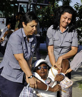 Agentes obligan a Berta Soler a subir al ómnibus Agentes obligan a Berta Soler a subir al ómnibus