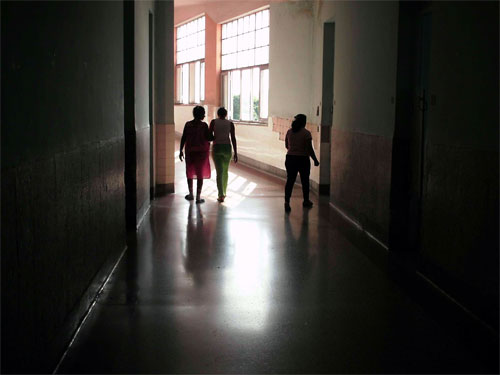 Pacientes y familiares en la sala de cirugía del hospital '10 de Octubre'. (DF)