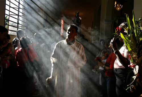 Durante la liturgia en el interior de una parroquia