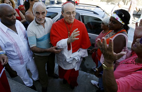 El cardenal Jaime Ortega a la entrada de una iglesia en La Habana