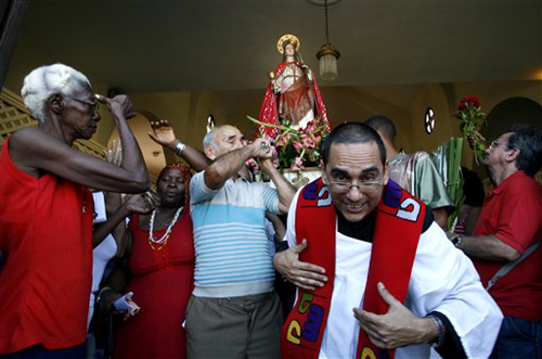 El sacerdote Jesús Cairo durante una procesión