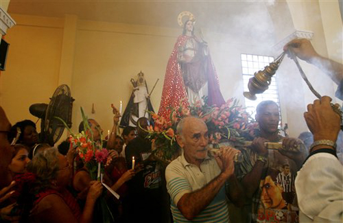 Fieles trasladan la imagen de Santa Bárbara Fieles trasladan la imagen de Santa Bárbara