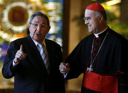 Raúl Castro y Bertone Raúl Castro y Bertone
