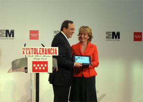 El escritor Carlos Alberto Montaner, y Esperanza Aguirre, presidenta regional de Madrid