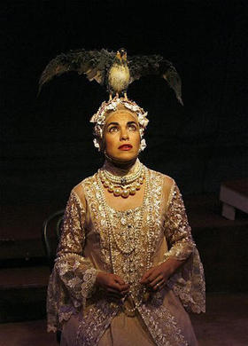 La actriz Grettel Trujillo en una escena de la obra 'Josefina la viajera'.