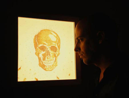 Fabián Peña frente a su obra The Impossibility of Storage for the Soul