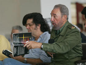 Abel Prieto y Fidel Castro. (AP) Abel Prieto y Fidel Castro