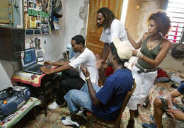 Raperos en un estudio de grabación casero Raperos en un estudio de grabación casero