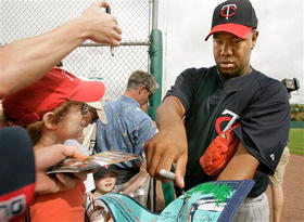 El pitcher Liván Hernández (Minnesota) firma autógrafos durante el entrenamiento. (AP) El pitcher Liván Hernández (Minnesota) firma autógrafos durante el entrenamiento