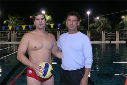 Osvaldo García, una de las grandes figuras del polo acuático, junto a su hijo Osvaldito. (CARLOS DEL PINO)