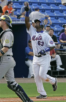Michel Abreu, de los Mets de Nueva York, durante un juego del entrenamiento de primavera. (AP)