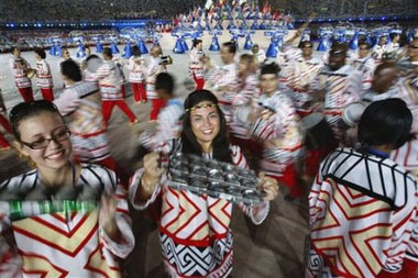 Bailarines actúan en el estadio Maracaná, durante la ceremonia de inauguración de la edición XV de los Juegos Panamericanos, el viernes 13 de julio del 2007, en Río de Janeiro, Brasil. (AP) Bailarines actúan en el estadio Maracaná, durante la ceremonia de inauguración de la edición XV de los Juegos Panamericanos, el viernes 13 de julio del 2007, en Río de Janeiro, Brasil. (AP)