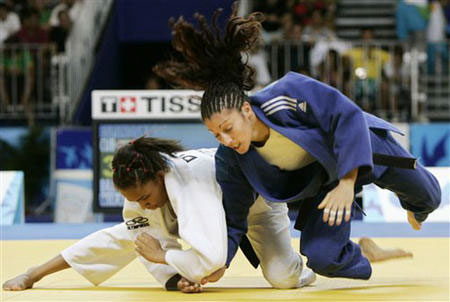 La judoca Sheila Espinosa (derecha) en el combate contra la brasileña Erika Miranda, donde obtuvo oro. (AP) La judoca Sheila Espinosa (derecha) en el combate contra la brasileña Erika Miranda, donde obtuvo oro. (AP)