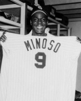 Miñoso muestra su histórica camiseta con el número 9 Miñoso muestra su histórica camiseta con el número 9