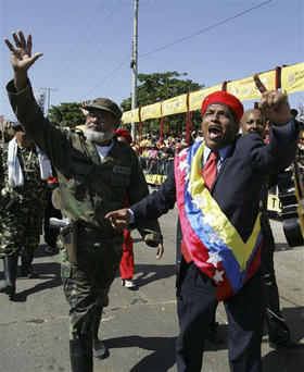 Colombianos disfrazados de Hugo Chávez y del comandante de las FARC, Raúl Reyes, en un desfile de carnaval en Barranquilla. (AP)