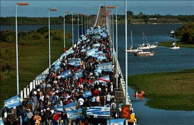 Manifestantes argentinos que se oponen a la construcción de una papelera junto al río Uruguay
