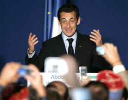 El presidente Nicolás Sarkozy durante un encuentro con la comunidad francesa en los Emiratos Árabes Unidos. (AP) El presidente Nicolás Sarkozy durante un encuentro con la comunidad francesa en los Emiratos Árabes Unidos. (AP)