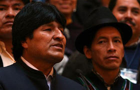 El presidente de Bolivia, Evo Morales, junto a un líder indígena ecuatoriano, durante una ceremonia en el Palacio Presidencial. (AP)