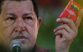 Hugo Chávez muestra una copia del proyecto de reforma de la Constitución, durante un mitin electoral. (AP/MIRAFLORES PRESS)