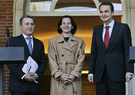 El presidente de Colombia, Álvaro Uribe (izq.), junto a la ex rehén Clara Rojas y el presidente español José Luis Rodríguez Zapatero, en Madrid. (AP)