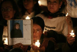 Una mujer muestra una imagen de un secuestrado por las FARC, durante una vigilia para exigir la liberación de los rehenes. (AP) Una mujer muestra una imagen de un secuestrado por las FARC, durante una vigilia para exigir la liberación de los rehenes. (AP)