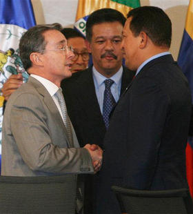Álvaro Uribe, Leonel Fernández y Hugo Chávez, presidentes de Colombia, República Dominicana y Venezuela, respectivamente