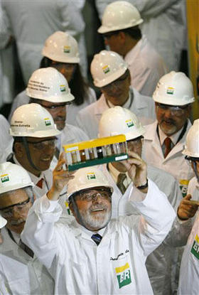 El presidente de Brasil, Lula da Silva, enseña unas muestras de biodiesel durante a una visita a Petrobrás. (AP) El presidente de Brasil, Lula da Silva, enseña unas muestras de biodiesel durante a una visita a Petrobrás