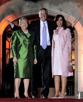 Michelle Bachelet, Néstor Kirchner y Cristina Fernández de Kirchner (de izq. a dcha.), durante la XVII Cumbre Iberoamericana. (AP)