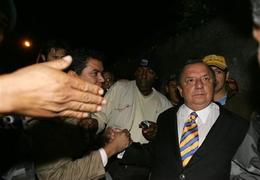 El candidato presidencial ecuatoriano, Álvaro Noboa, durante un mitin electoral El candidato presidencial ecuatoriano, Álvaro Noboa, durante un mitin electoral