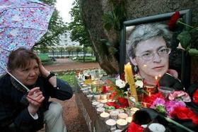 Una mujer observa un retrato de la periodista rusa asesinada Anna Politkóvskaya