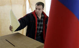 Un ciudadano ruso deposita su voto en las pasadas elecciones regionales