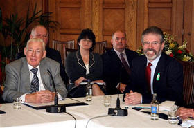 Ian Paisley (izq.), del Partido Unionista Democrático, y Gerry Adams (dcha.), del Sinn Fein
