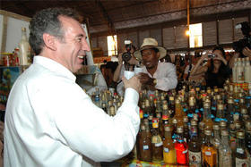 El candidato de centroderecha François Bayrou, en un mercado de la capital de la Guyana Francesa